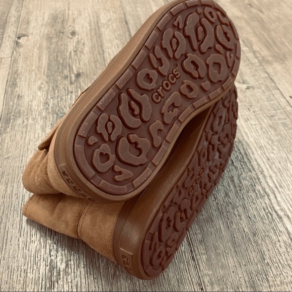 CROCS Lodgepoint hazelnut tan vegan suede booties size 6 NIB - Picture 3 of 4